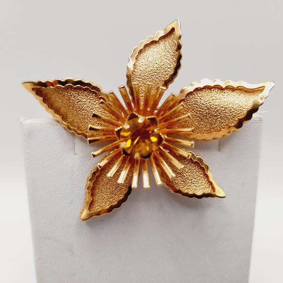 Vintage 1950s Gold Tone Rhinestone Metal Flower Brooch - 2 1/4 Inches - Picture 6 of 6